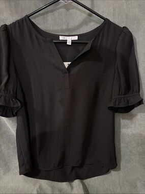 DR2 Black Ruffle Short-Sleeve V-Notch Blouse